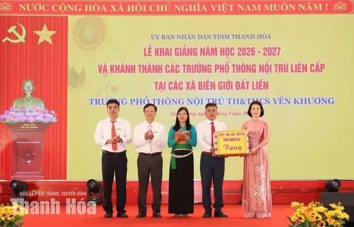Phó Chủ tịch Thường trực Ủy ban MTTQ tỉnh Đỗ Thị Toán trao quà của Tỉnh ủy, HĐND, UBND, Ủy ban MTTQ tỉnh cho nhà trường.