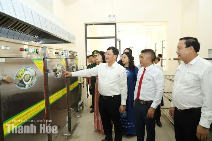 Các đồng chí lãnh đạo tỉnh và đại biểu tham quan cơ sở vật chất của Trường Phổ thông Nội trú TH&THCS Yên Khương.