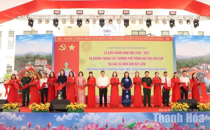 Các đồng chí lãnh đạo tỉnh và đại biểu cắt băng khánh thành công trình Trường Phổ thông Nội trú TH&THCS Yên Khương.