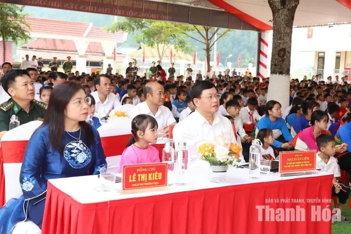 Phó Chủ tịch Thường trực UBND tỉnh Mai Xuân Liêm và đại biểu dự buổi lễ.