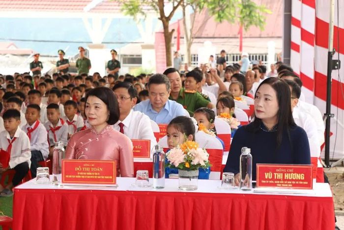 Phó Chủ tịch Thường trực Ủy ban MTTQ tỉnh Đỗ Thị Toán và đại biểu dự buổi lễ.