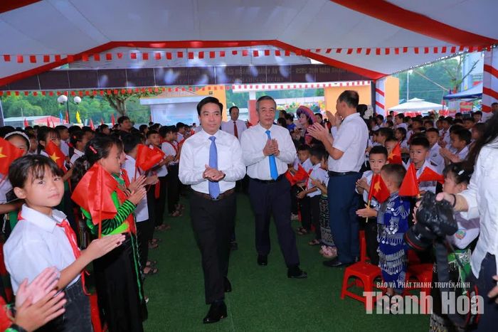 Các đồng chí: Phó Chủ tịch Quốc hội Nguyễn Doãn Anh; Bí thư Tỉnh ủy Thanh Hóa Lê Đức Thái đến dự lễ khai giảng và khánh thành Trường Phổ thông Nội trú TH&THCS Sơn Thủy.