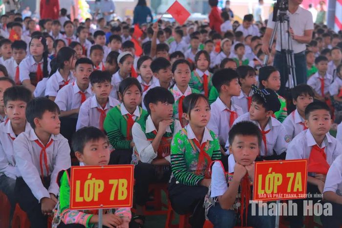 Học sinh Trường Phổ thông Nội trú TH&THCS Sơn Thủy dự lễ khai giảng.