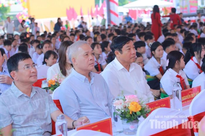 Đại biểu dự lễ khai giảng.