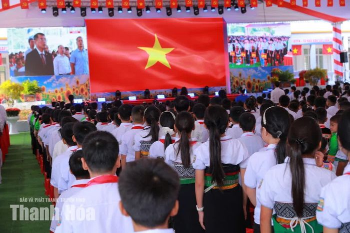 Học sinh Trường Phổ thông Nội trú TH&THCS Sơn Thủy thực hiện nghi lễ chào cờ.