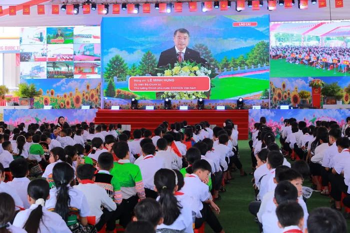 Thủ tướng Chính phủ Lê Minh Hưng phát biểu tại điểm cầu Trường Phổ thông Nội trú Mường Khương, xã Mường Khương, tỉnh Lào Cai.