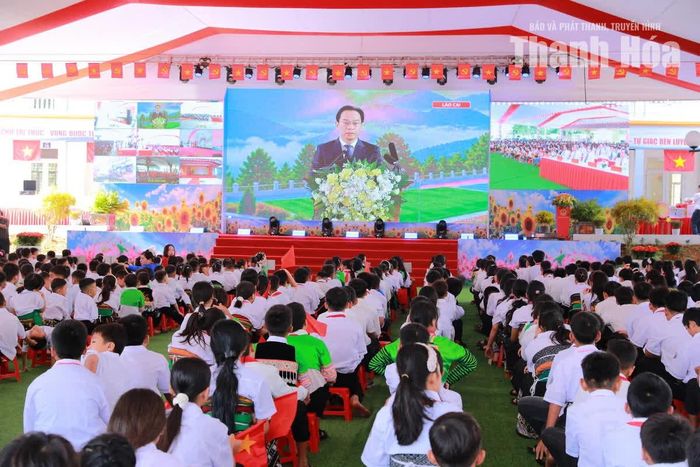 Đồng chí Hoàng Minh Sơn, Ủy viên Trung ương Đảng, Bộ trưởng Bộ Giáo dục và Đào tạo đọc Thư của Tổng Bí thư, Chủ tịch nước Tô Lâm.