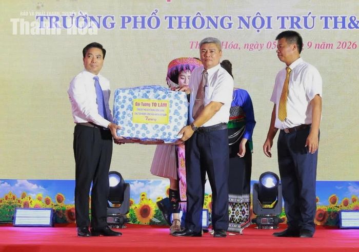 Phó Chủ tịch Quốc hội Nguyễn Doãn Anh trao quà của Tổng Bí thư, Chủ tịch nước Tô Lâm tặng Trường Phổ thông Nội trú TH&THCS Sơn Thủy.