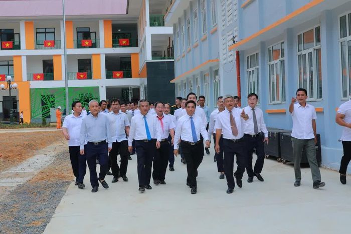Phó Chủ tịch Quốc hội Nguyễn Doãn Anh; Bí thư Tỉnh ủy Lê Đức Thái và các đại biểu thăm cơ sở vật chất Trường Phổ thông Nội trú TH&THCS Sơn Thủy.