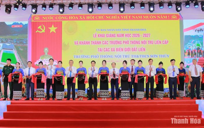 Các đồng chí: Phó Chủ tịch Quốc hội Nguyễn Doãn Anh; Bí thư Tỉnh ủy Thanh Hóa Lê Đức Thái và các đồng chí lãnh đạo tỉnh thực hiện nghi thức khai giảng và khánh thành công trình Trường Phổ thông Nội trú TH&THCS Sơn Thủy.
