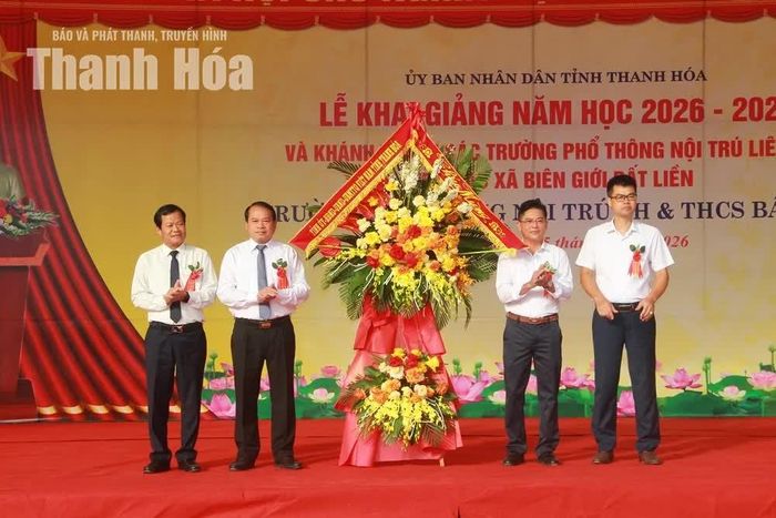 Trưởng Ban Tổ chức Tỉnh ủy Nguyễn Văn Hùng trao lẵng hoa của Tỉnh ủy, HĐND, UBND, Ủy ban MTTQ tỉnh tặng Trường Phổ thông Nội trú TH&THCS Bát Mọt.