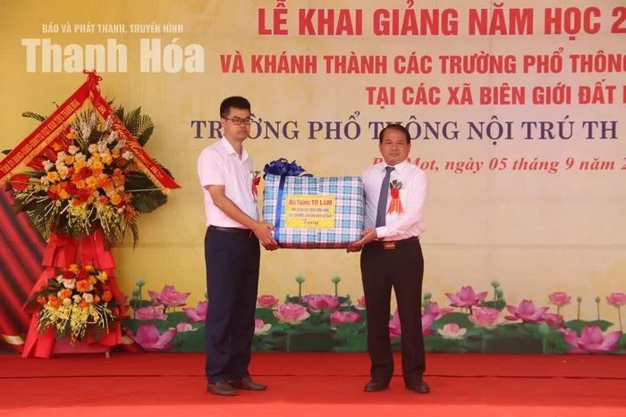 Trưởng Ban Tổ chức Tỉnh ủy Nguyễn Văn Hùng trao quà của Tổng Bí thư, Chủ tịch nước Tô Lâm cho Trường Phổ thông Nội trú TH&THCS Bát Mọt.