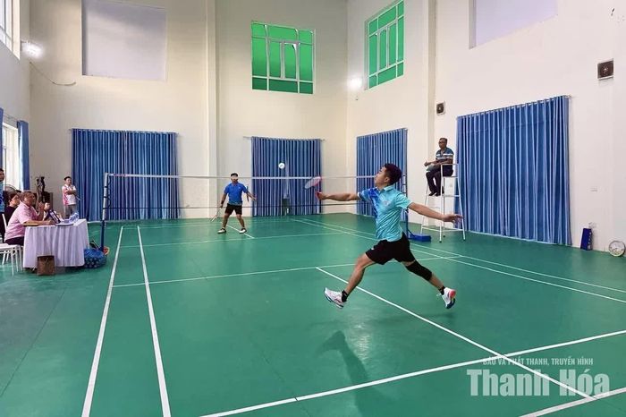 Các vận động viên thi đấu môn cầu lông.