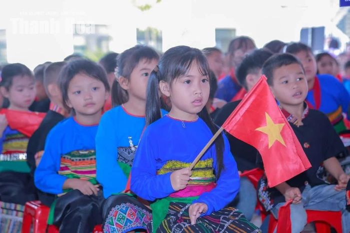 Học sinh lớp 1 còn chút bỡ ngỡ trong ngày đầu đến trường nhưng đã nhanh chóng hòa vào không khí của buổi lễ.