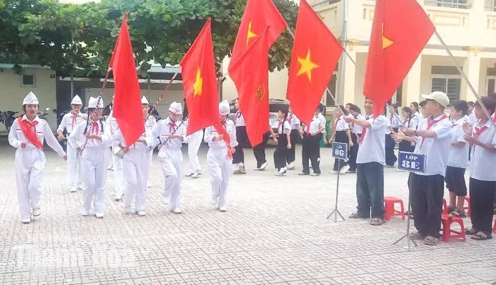 Tại phường Ngọc Sơn, hơn 9.300 học sinh cùng đội ngũ cán bộ, giáo viên, nhân viên các cấp học nô nức đến trường dự lễ khai giảng năm học 2026-2027. Buổi lễ bắt đầu bằng đội nghi thức trang nghiêm tiến vào sân trường.