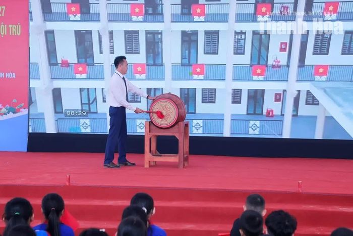 Hiệu trưởng Trường Phổ thông nội trú liên cấp Tiểu học và THCS Tam Thanh thực hiện nghi thức đánh trống khai giảng năm học 2026-2027.
