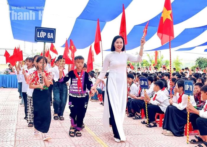 Học sinh đầu cấp Trường Phổ thông Dân tộc bán trú TH và THCS Tam Chung háo hức chào đón năm học mới.
