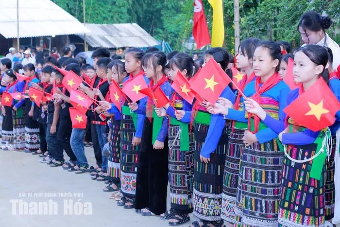 Học sinh đồng bào Thái xã Tam Thanh vui mừng trong ngày khai giảng tại ngôi trường mới khang trang.