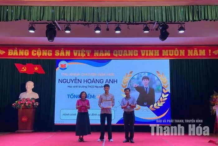 Lãnh đạo Trường THPT Chuyên Lam Sơn tuyên dương học sinh Nguyễn Hoàng Anh - thủ khoa môn chuyên Hóa học và thủ khoa toàn trường.