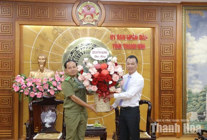 Thiếu tướng Phết Sỏn In Su Phăn, Giám đốc Công an tỉnh Hủa Phăn tặng hoa chúc mừng Chủ tịch UBND tỉnh Thanh Hóa Tô Anh Dũng.