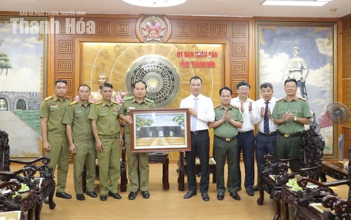Chủ tịch UBND tỉnh Thanh Hóa Tô Anh Dũng trao quà lưu niệm cho đoàn công tác Công an tỉnh Hủa Phăn.