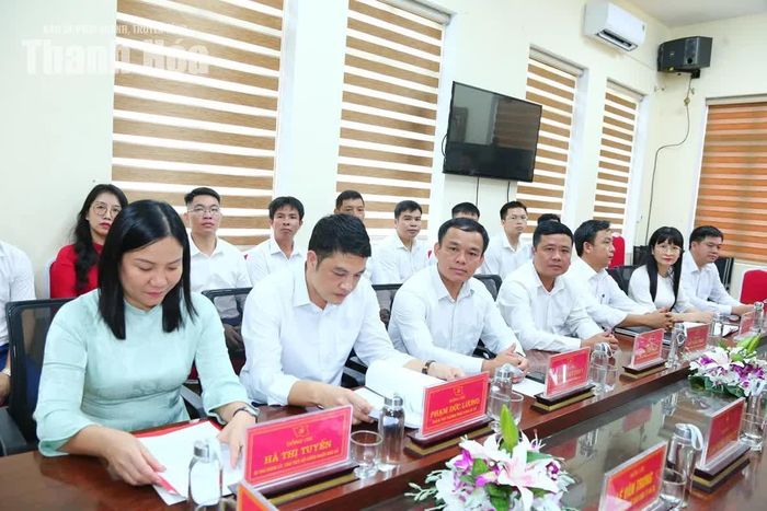 Các đại biểu dự buổi làm việc.