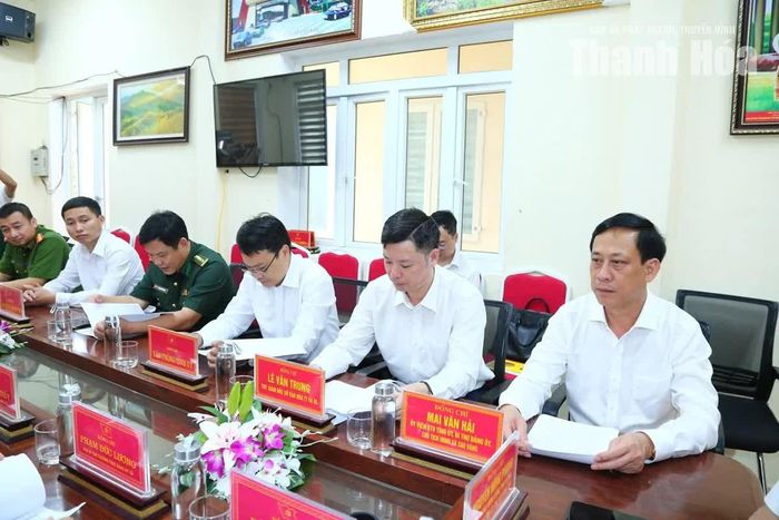 Các đại biểu dự buổi làm việc.