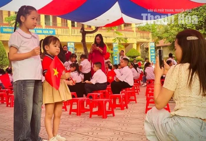Nhiều cha mẹ muốn lưu lại cho con những khoảnh khắc đẹp trong ngày khai giảng năm học mới