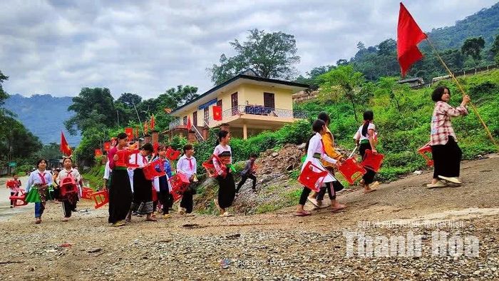 Trẻ em miền núi Thanh Hóa bước vào năm học mới.