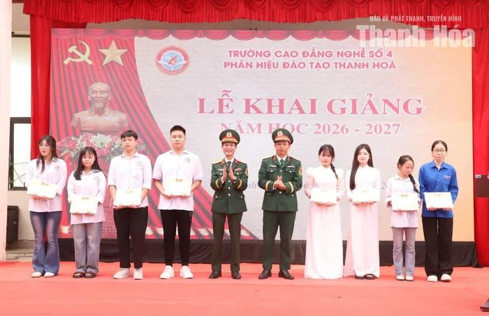 Lãnh đạo Trường Cao đẳng Nghề số 4 Bộ Quốc phòng - Phân hiệu Đào tạo Thanh Hóa trao học bổng cho học sinh nghèo vượt khó, có thành tích tốt trong học tập.