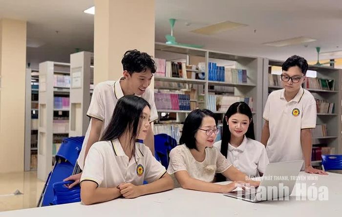 Tiến sĩ Nguyễn Thị Lý (ngồi giữa, đeo kính) hướng dẫn sinh viên ứng dụng AI trong học tập, tra cứu dữ liệu.
