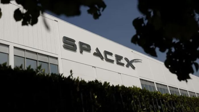 Logo của SpaceX tại một trong những cơ sở của công ty vào ngày 4 tháng 8 năm 2026 ở Hawthorne, California. Ảnh: Getty Images.