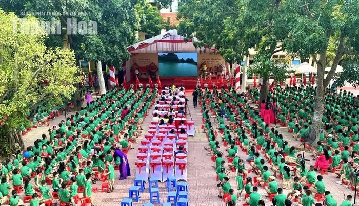 Học sinh Trường Tiểu học Minh Khai, phường Hạc Thành trong lễ khai giảng năm học mới.
