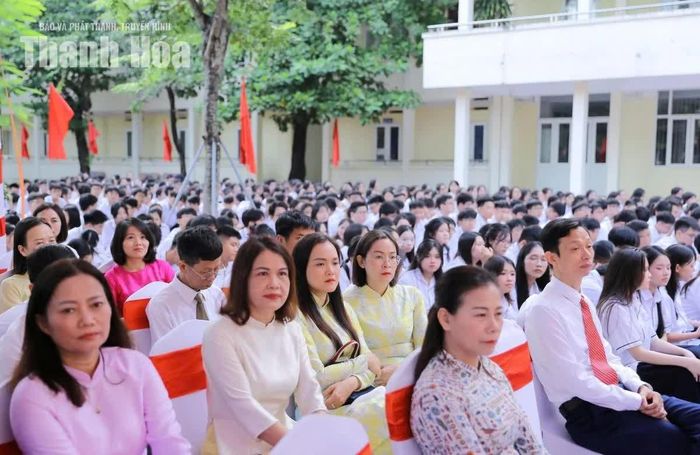 Giáo viên Trường THPT chuyên Lam Sơn dự lễ khai giảng.