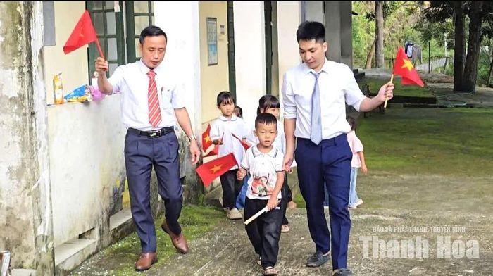 Giáo viên Trường Phổ thông Dân tộc bán trú TH&THCS Trung Lý đón học sinh lớp 1.
