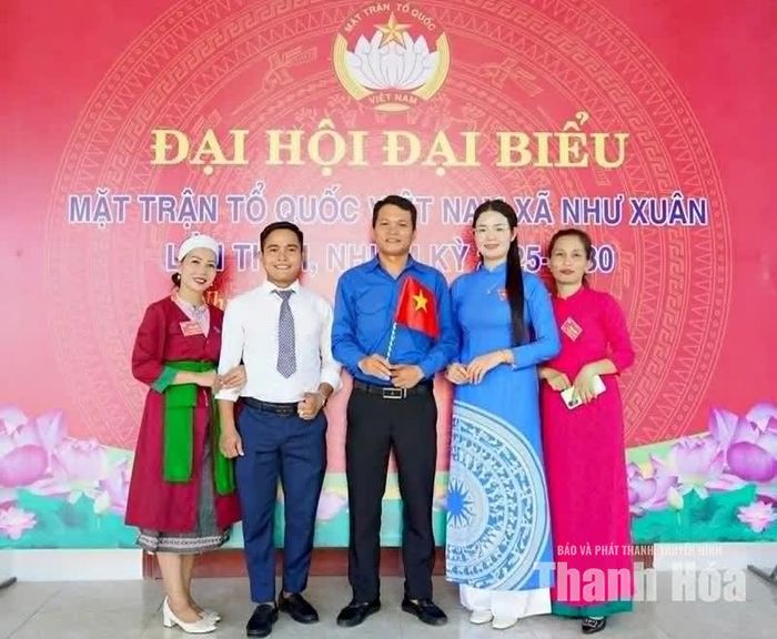 Anh Đỗ Linh Chi (áo trắng) Bí thư chi bộ thôn Tân Bình, xã Như Xuân.