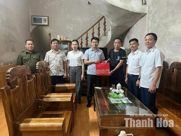 Chị Hà Thị Hiền, Bí thư chi bộ thôn Đồng Tâm (xã Thiết Ống) trong một buổi trao quà cho người dân trong thôn.