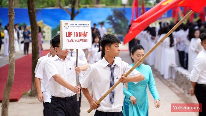 Đây là năm thứ hai lễ khai giảng được tổ chức thống nhất trên phạm vi toàn quốc và được thực hiện theo hình thức trực tiếp kết hợp trực tuyến. Ảnh: Phương Thảo