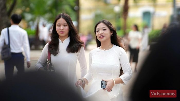 Các em học sinh Trường Trung học Phổ thông Chuyên Chu Văn An đến trường từ sớm, háo hức đón chờ Lễ khai giảng năm học mới. Ảnh: Phương Thảo