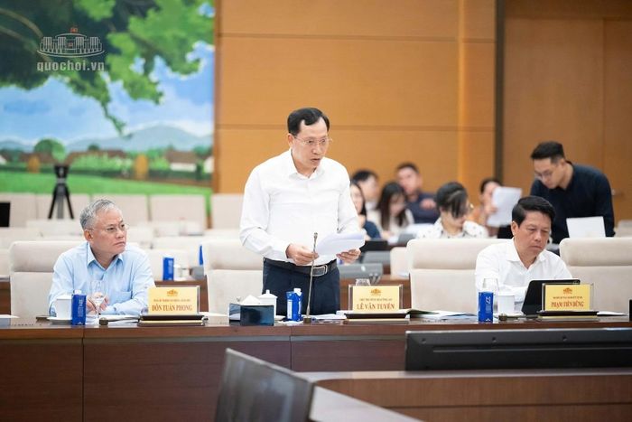 Thứ trưởng Bộ Công an, Thượng tướng Lê Văn Tuyến trình bày Tờ trình dự thảo Luật.  Ảnh: Cổng thông tin điện tử Quốc hội.