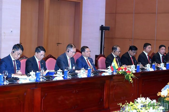 Tổng thống Min Aung Hlaing và các đại biểu cấp cao Myanmar tại hội đàm. Ảnh: Nhân Dân.