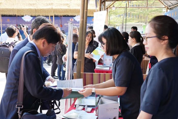 Không gian trưng bày thu hút đại diện các địa phương và doanh nghiệp hai nước tham gia. Ảnh: UBND TP Huế