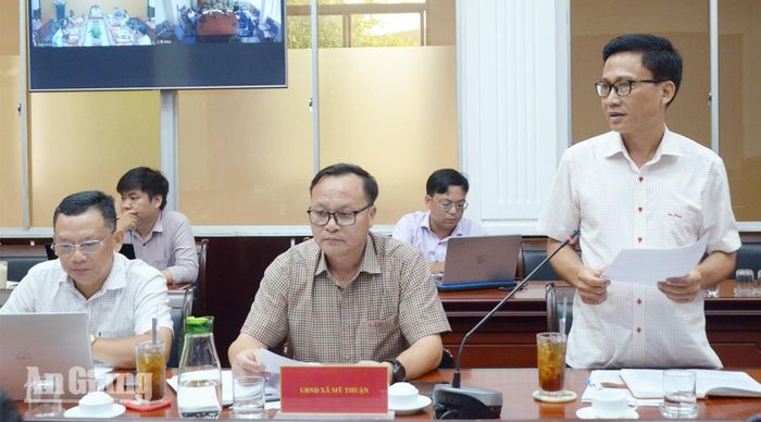 Đại diện UBND xã Mỹ Thuận báo cáo tiến độ triển khai dự án cầu Sóc Xoài.