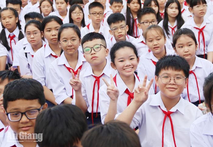 Học sinh trường dự lễ khai giảng.