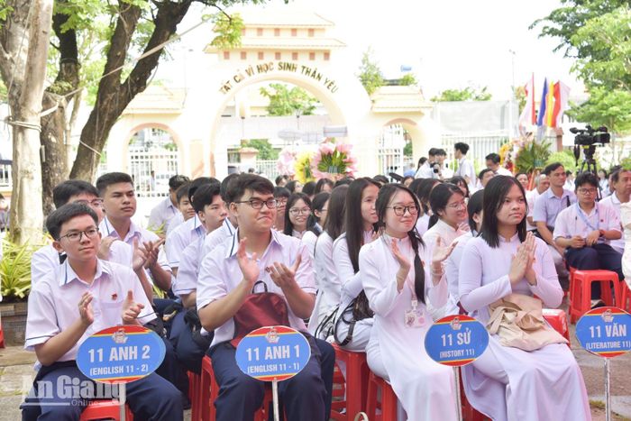 Học sinh Trường THPT chuyên Huỳnh Mẫn Đạt háo hức chào đón năm học mới.