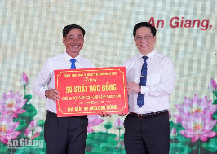 Đồng chí Hồ Văn Mừng trao bảng tượng trưng 50 suất học bổng, trị giá 50 triệu đồng cho học sinh có hoàn cảnh khó khăn của Trường Phổ thông nội trú Tiểu học và THCS Giang Thành.