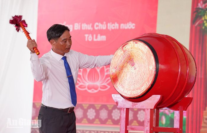 Hiệu trưởng Trường Phổ thông nội trú Tiểu học và THCS Giang Thành Phạm Quang Nhớ đánh trống khai giảng năm học mới.