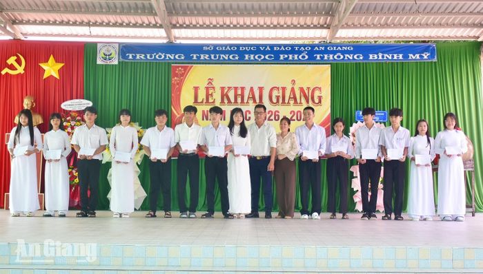 Trao quà tiếp bước đến trường cho học sinh có hoàn cảnh khó khăn.