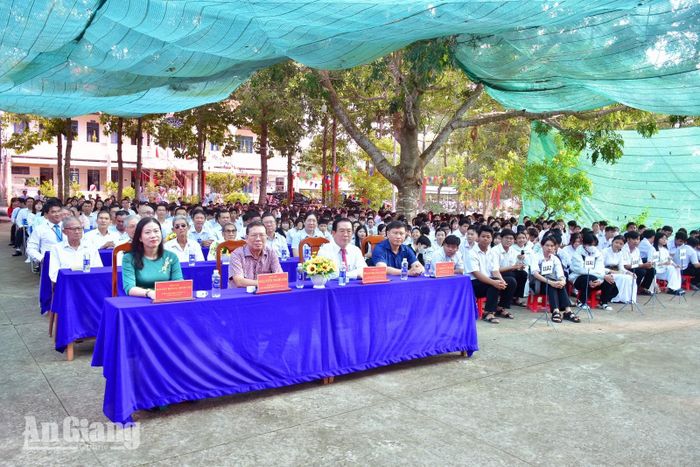 Đại biểu và học sinh Trường THPT Bình Mỹ tham dự lễ khai giảng năm học 2026 - 2027.