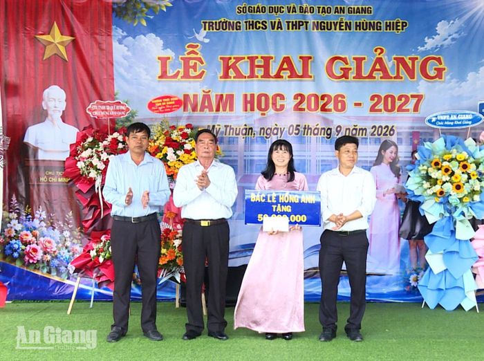 Đại tướng Lê Hồng Anh trao tặng 50 triệu đồng cho Trường THCS và THPT Nguyễn Hùng Hiệp.